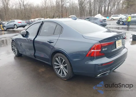 2022 Volvo S60 B5 Momentum z USA, uszkodzony, nr VIN 7JRL12FZXNG161953